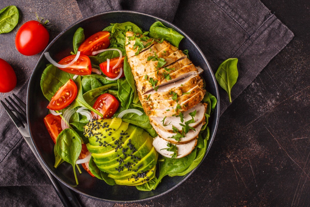 Grilled,Chicken,Breast,And,Avocado,Salad,With,Spinach,,Tomatoes,And
