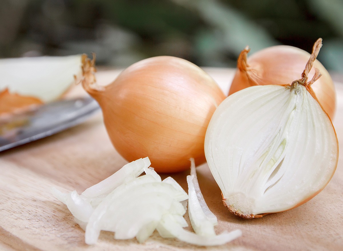 Onion,Slices,On,Wooden,Cutting,Board.