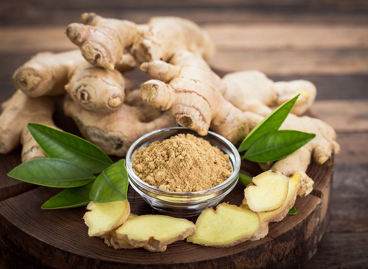 Ginger root and ginger powder in the bowl