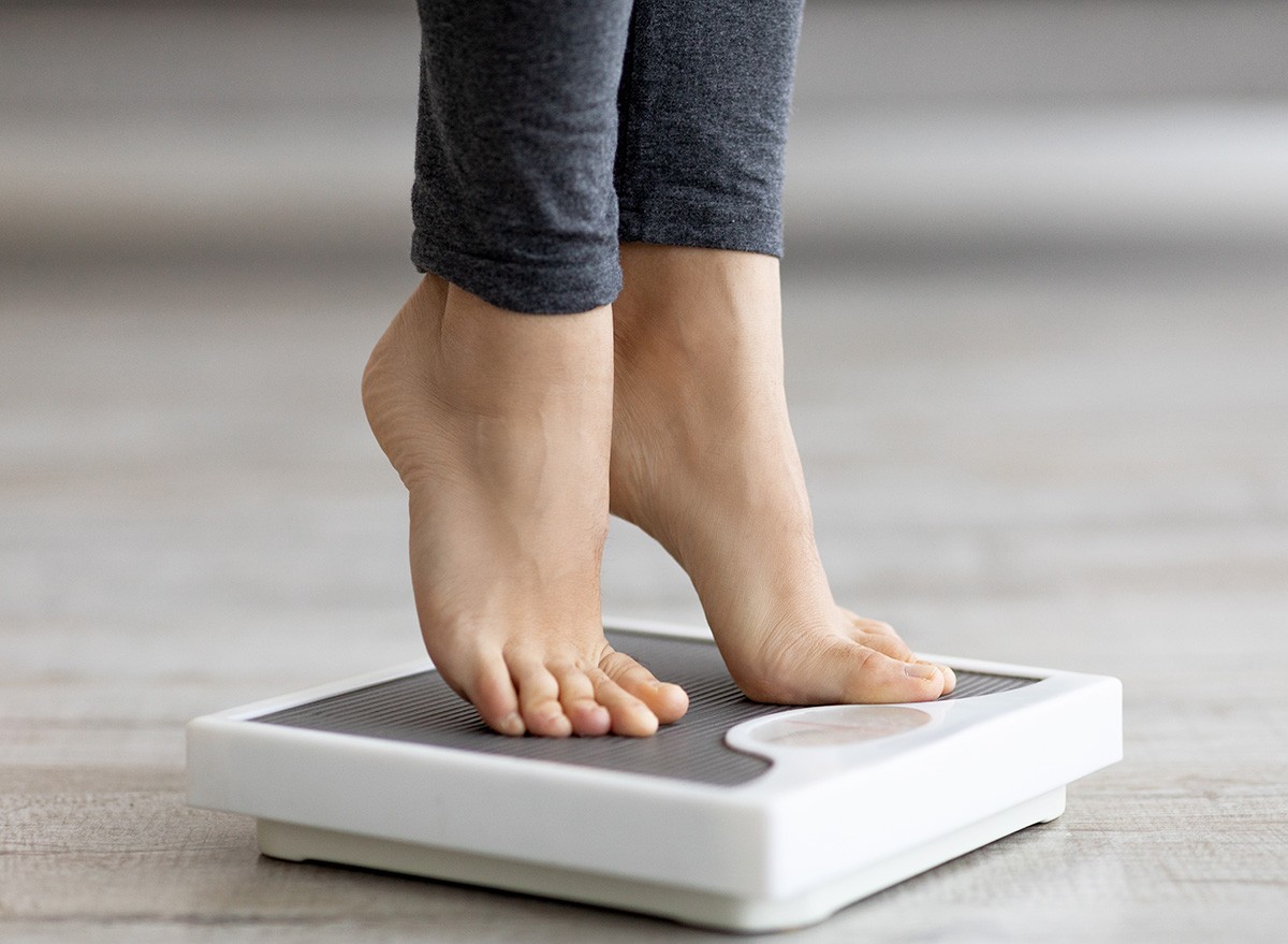 Woman,Scales,,Measuring,weight,loss,gain,feet,diet