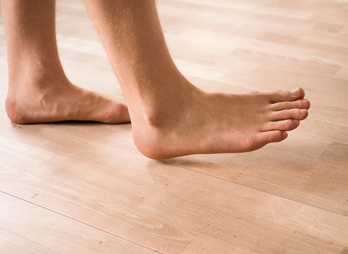 Bare feet on a wooden floor during a gait analysis.