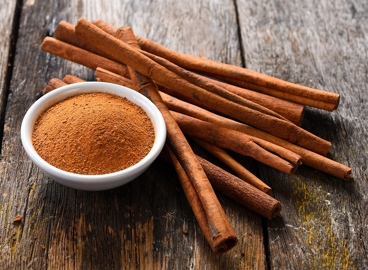 Cinnamon,Sticks,And,Cinnamon,Powder,On,Wood, spice