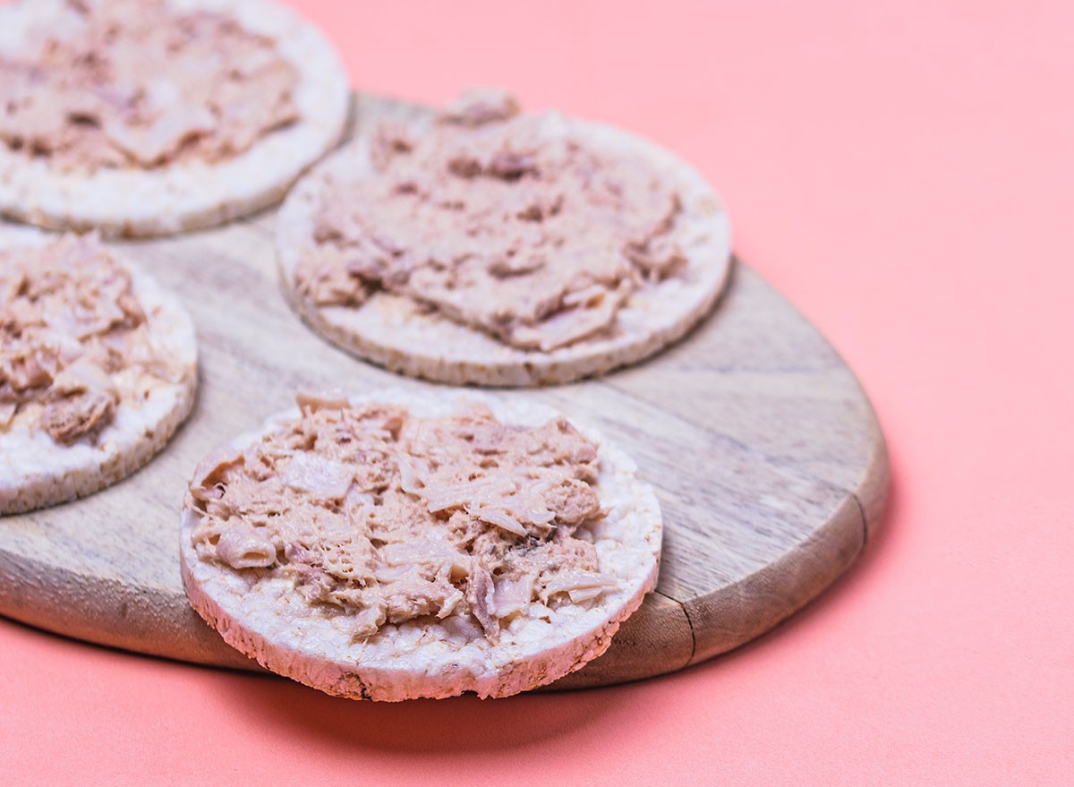 Tuna mince with mayonnaise on rice cakes.