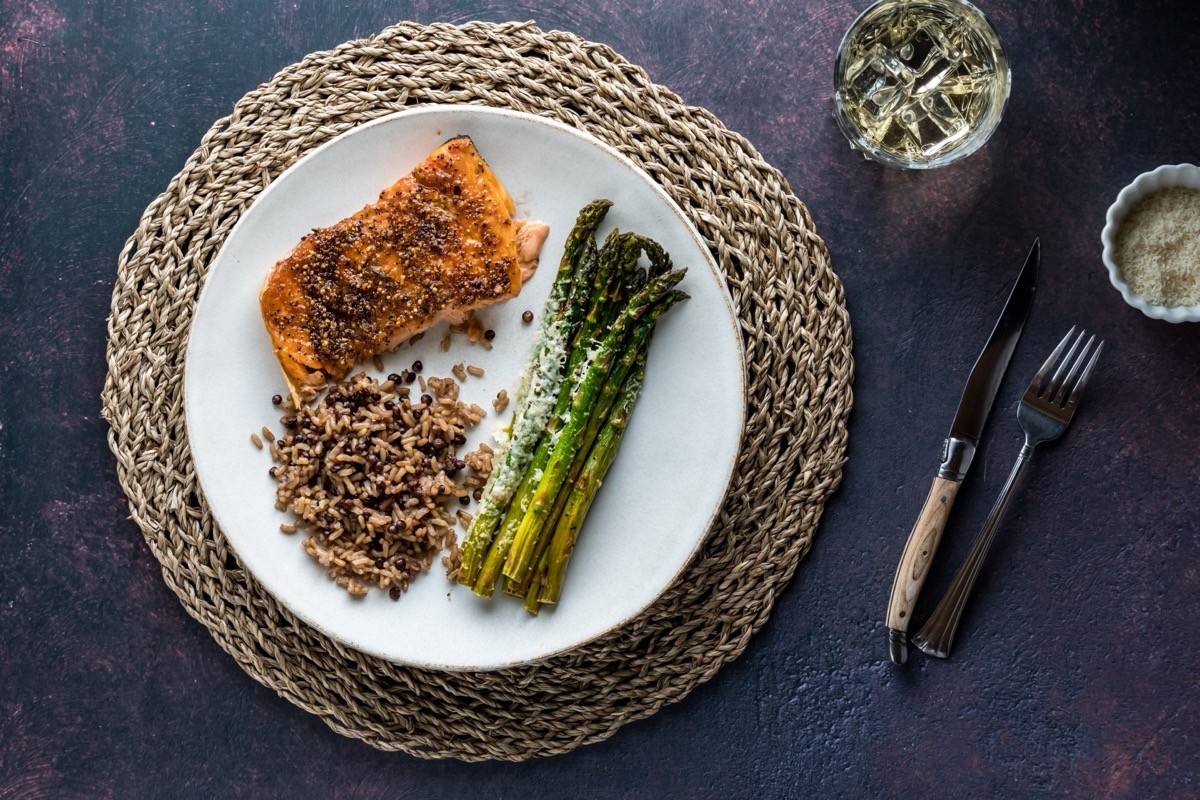 Cooked,Salmon,With,Parmesan,Asparagus,And,A,Side,Of,Quinoa